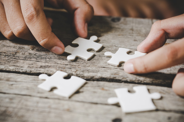 pieces-white-jigsaw-wood_1150-17569